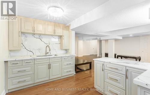 1755 Birchwood Drive, Mississauga, ON - Indoor Photo Showing Kitchen