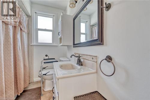 27 Delevan Crescent, Hamilton, ON - Indoor Photo Showing Bathroom