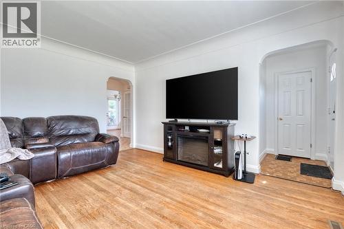 27 Delevan Crescent, Hamilton, ON - Indoor Photo Showing Living Room