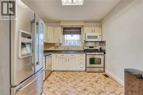 27 Delevan Crescent, Hamilton, ON - Indoor Photo Showing Kitchen