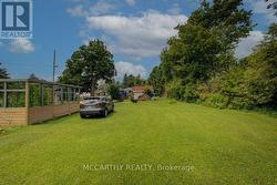 Access to back yard from the side lane way - 