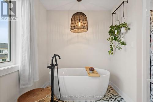 Deep luxurious tub - 76 Styles Drive, St. Thomas, ON - Indoor