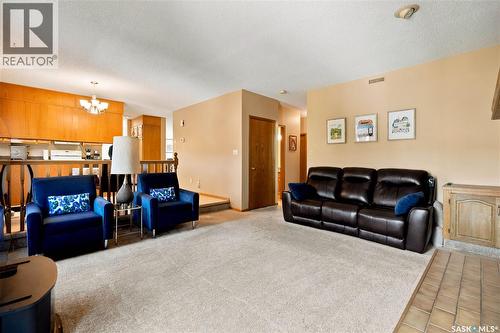 6112 Brunskill Place, Regina, SK - Indoor Photo Showing Living Room
