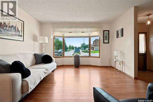 6112 Brunskill Place, Regina, SK - Indoor Photo Showing Living Room