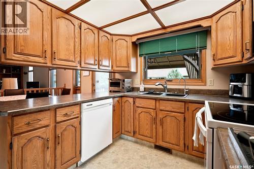 6112 Brunskill Place, Regina, SK - Indoor Photo Showing Kitchen With Double Sink