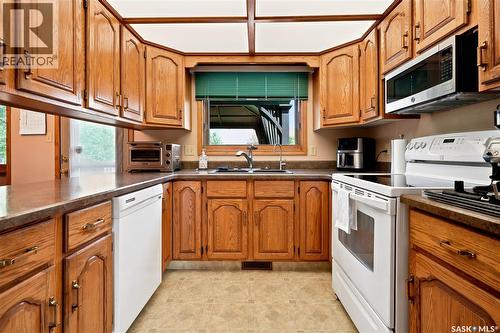 6112 Brunskill Place, Regina, SK - Indoor Photo Showing Kitchen With Double Sink
