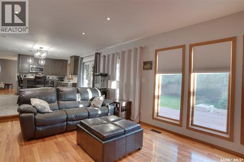 407 Chitek Crescent, Saskatoon, SK - Indoor Photo Showing Living Room