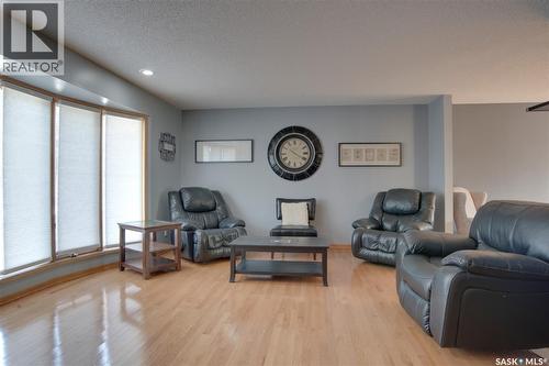 407 Chitek Crescent, Saskatoon, SK - Indoor Photo Showing Living Room