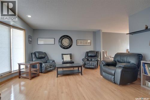 407 Chitek Crescent, Saskatoon, SK - Indoor Photo Showing Living Room