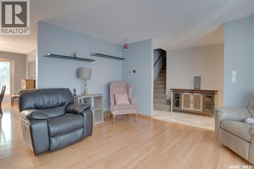 407 Chitek Crescent, Saskatoon, SK - Indoor Photo Showing Living Room