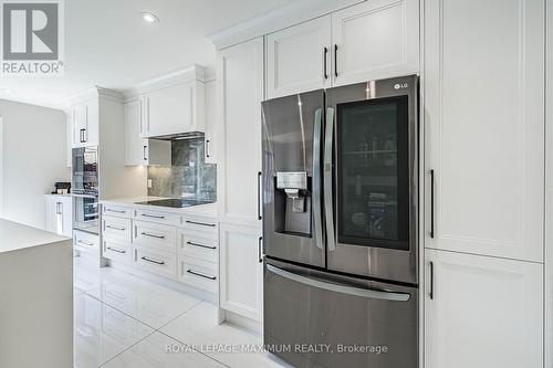 138 Jackman Crescent, Vaughan, ON - Indoor Photo Showing Kitchen With Upgraded Kitchen