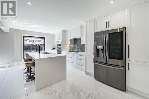 138 Jackman Crescent, Vaughan, ON - Indoor Photo Showing Kitchen With Upgraded Kitchen