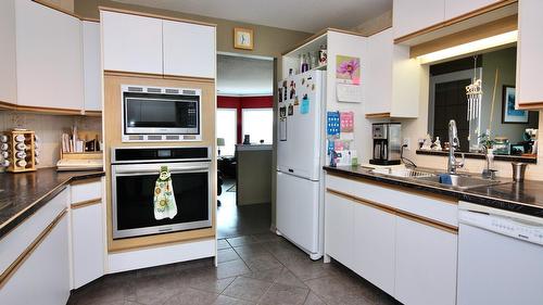 66-6400 Spencer Road, Kelowna, BC - Indoor Photo Showing Kitchen With Double Sink