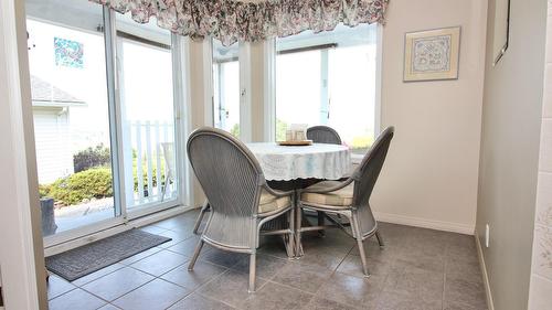 66-6400 Spencer Road, Kelowna, BC - Indoor Photo Showing Dining Room