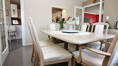 66-6400 Spencer Road, Kelowna, BC - Indoor Photo Showing Dining Room