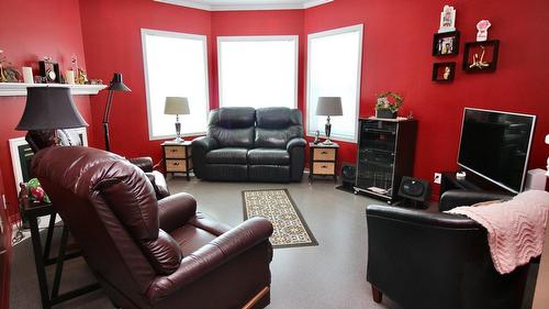 66-6400 Spencer Road, Kelowna, BC - Indoor Photo Showing Living Room