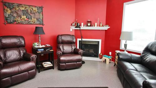 66-6400 Spencer Road, Kelowna, BC - Indoor Photo Showing Living Room With Fireplace