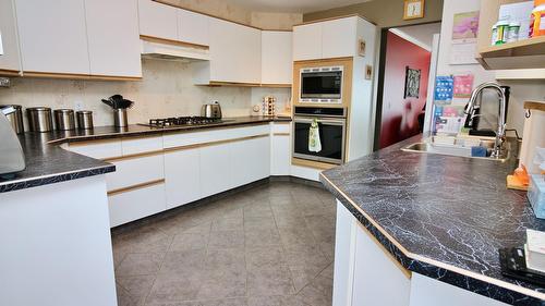 66-6400 Spencer Road, Kelowna, BC - Indoor Photo Showing Kitchen