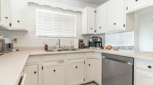 700 Matt Road, Kelowna, BC - Indoor Photo Showing Kitchen With Double Sink