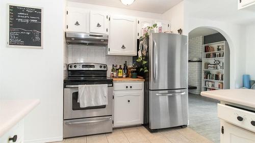 700 Matt Road, Kelowna, BC - Indoor Photo Showing Kitchen
