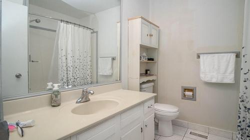 700 Matt Road, Kelowna, BC - Indoor Photo Showing Bathroom