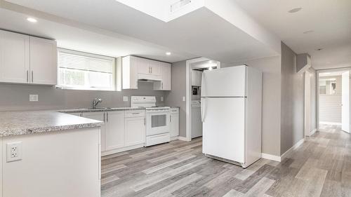 700 Matt Road, Kelowna, BC - Indoor Photo Showing Kitchen