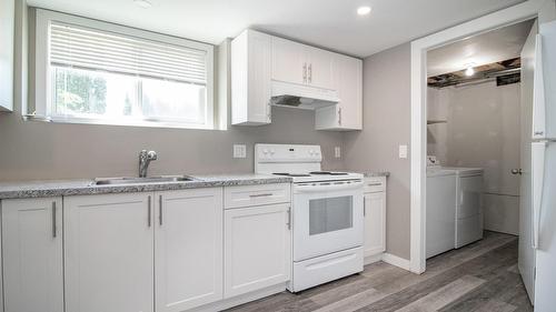 700 Matt Road, Kelowna, BC - Indoor Photo Showing Kitchen
