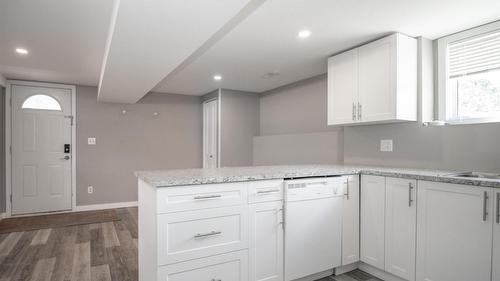 700 Matt Road, Kelowna, BC - Indoor Photo Showing Kitchen
