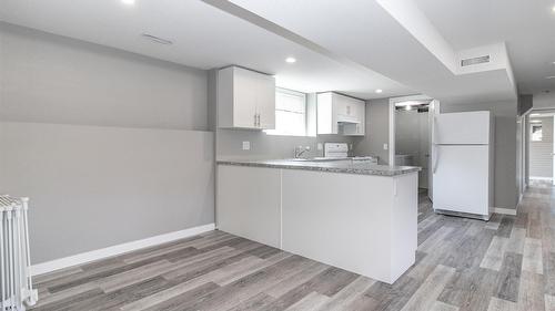 700 Matt Road, Kelowna, BC - Indoor Photo Showing Kitchen