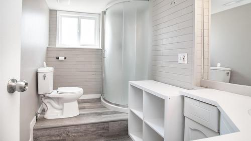 700 Matt Road, Kelowna, BC - Indoor Photo Showing Bathroom