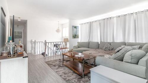 700 Matt Road, Kelowna, BC - Indoor Photo Showing Living Room
