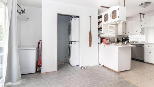 700 Matt Road, Kelowna, BC - Indoor Photo Showing Kitchen