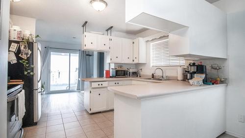 700 Matt Road, Kelowna, BC - Indoor Photo Showing Kitchen