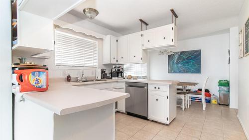 700 Matt Road, Kelowna, BC - Indoor Photo Showing Kitchen