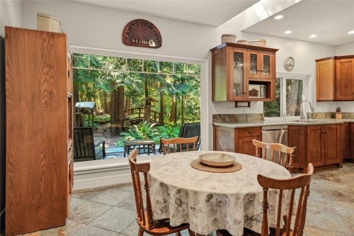 382 Dorset Rd, Qualicum Beach, BC 