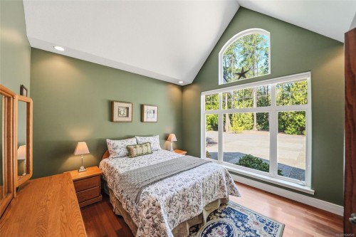 382 Dorset Rd, Qualicum Beach, BC 