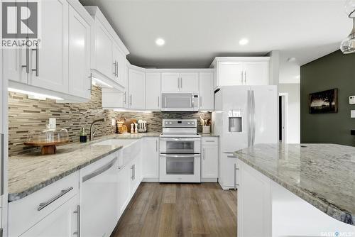 213 4002 Sandhill Crescent, Regina, SK - Indoor Photo Showing Kitchen With Upgraded Kitchen