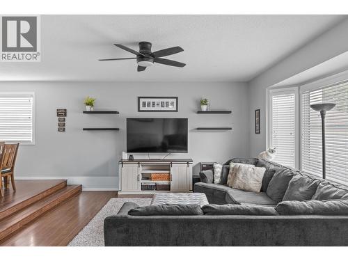 1035 Elwyn Road, Kelowna, BC - Indoor Photo Showing Living Room