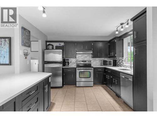 1035 Elwyn Road, Kelowna, BC - Indoor Photo Showing Kitchen