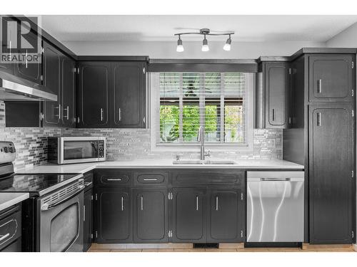 1035 Elwyn Road, Kelowna, BC - Indoor Photo Showing Kitchen