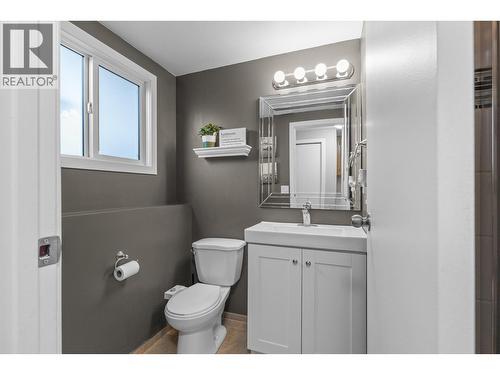 1035 Elwyn Road, Kelowna, BC - Indoor Photo Showing Bathroom
