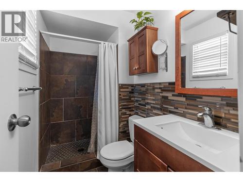 1035 Elwyn Road, Kelowna, BC - Indoor Photo Showing Bathroom