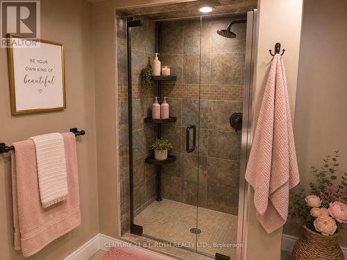 Bachelor - 105 Chieftain Crescent, Barrie, ON - Indoor Photo Showing Bathroom