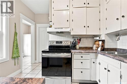 704 32Nd Street W, Saskatoon, SK - Indoor Photo Showing Kitchen With Double Sink