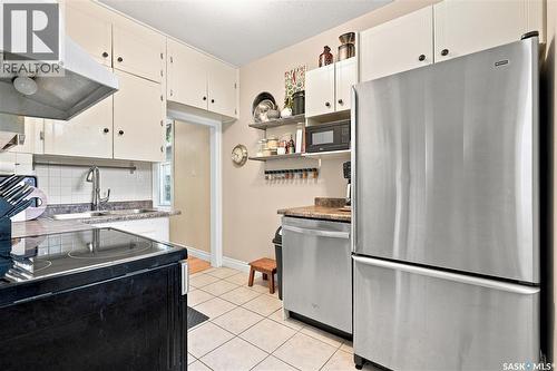 704 32Nd Street W, Saskatoon, SK - Indoor Photo Showing Kitchen