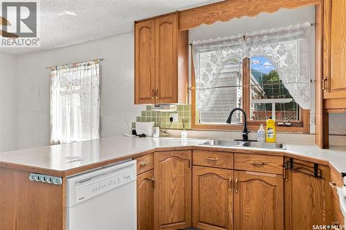 610 Acadia Drive, Saskatoon, SK - Indoor Photo Showing Kitchen With Double Sink