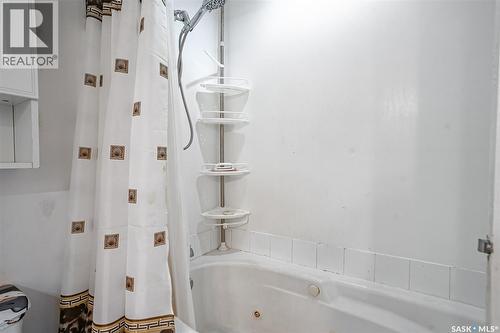 610 Acadia Drive, Saskatoon, SK - Indoor Photo Showing Bathroom