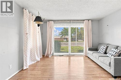 610 Acadia Drive, Saskatoon, SK - Indoor Photo Showing Living Room