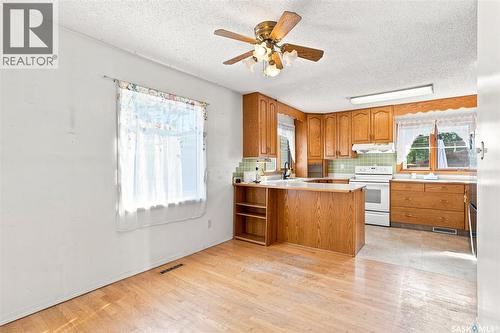 610 Acadia Drive, Saskatoon, SK - Indoor Photo Showing Kitchen