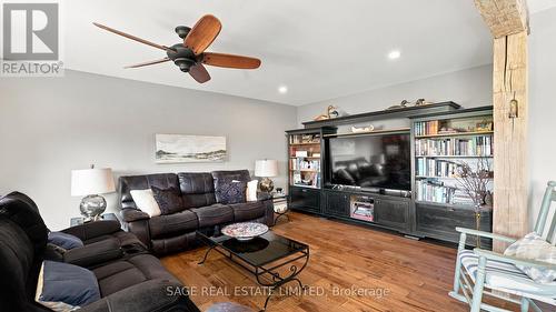 7632 County 9 Road, Clearview, ON - Indoor Photo Showing Living Room